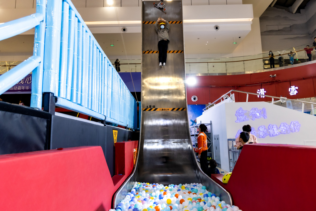 东莞游乐场玩什么?体验下坠快感的魔鬼滑梯