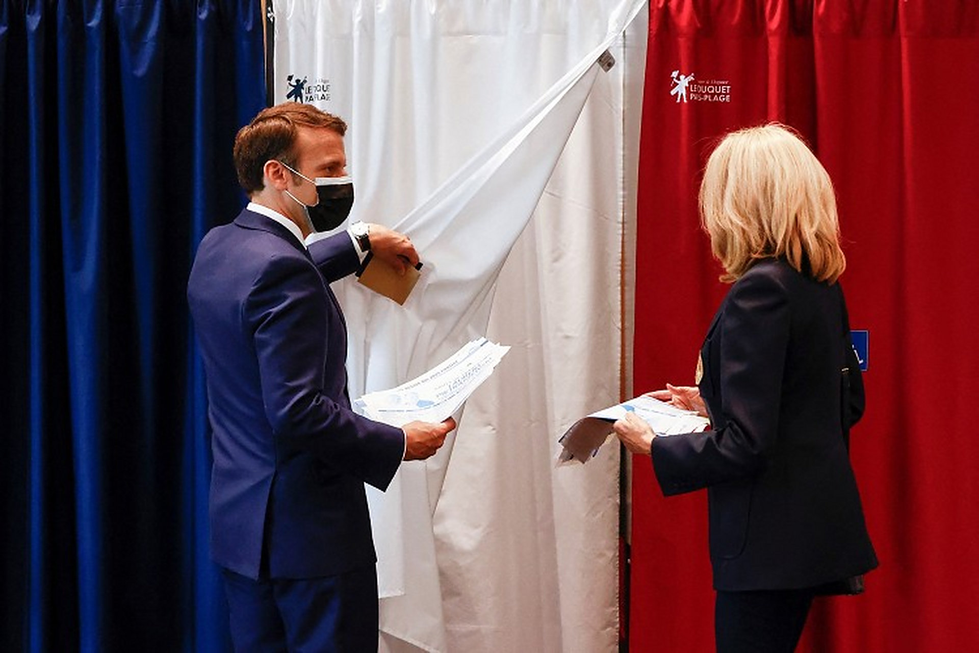 法国地方选举第一轮投票 法国总统 emmanuel macron 与妻子一同参加