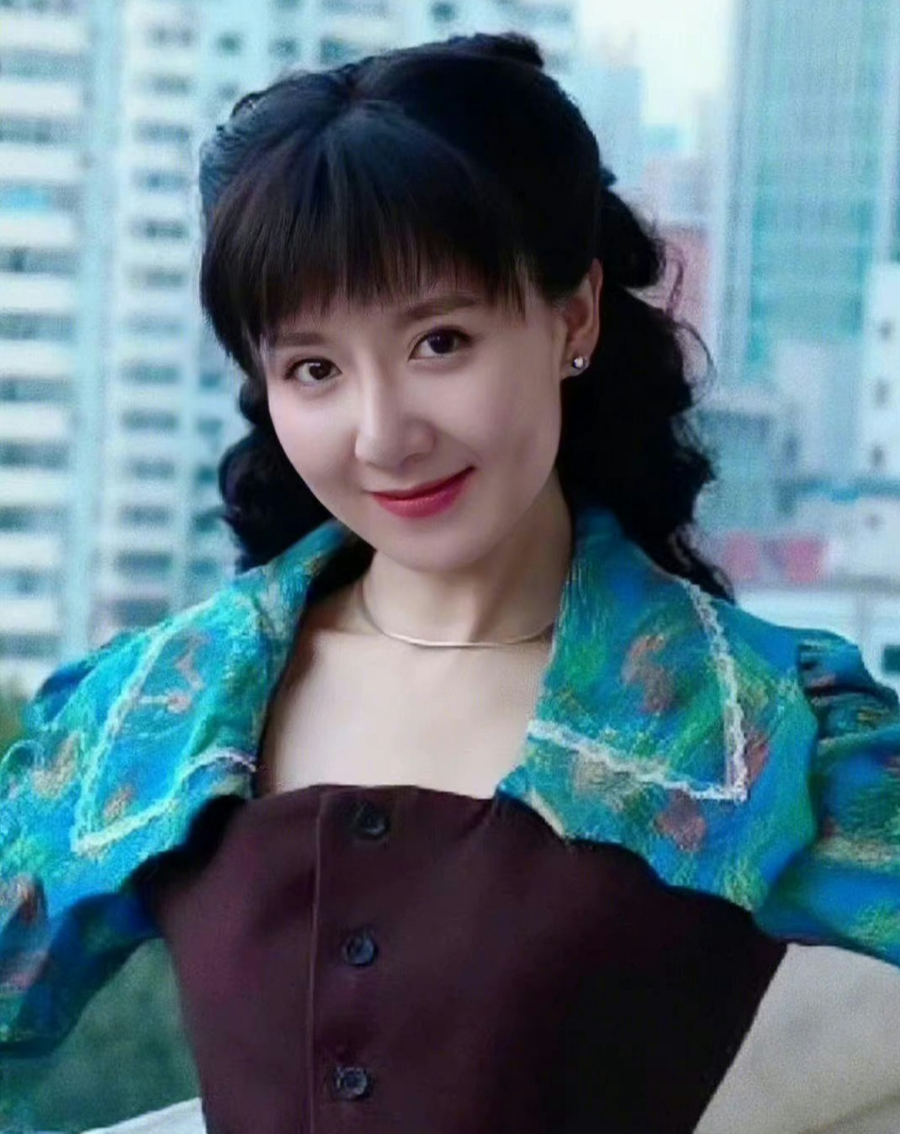 静白师太年轻时也是个娇俏小美人儿,难怪甄嬛会说:谁年轻时不是容色