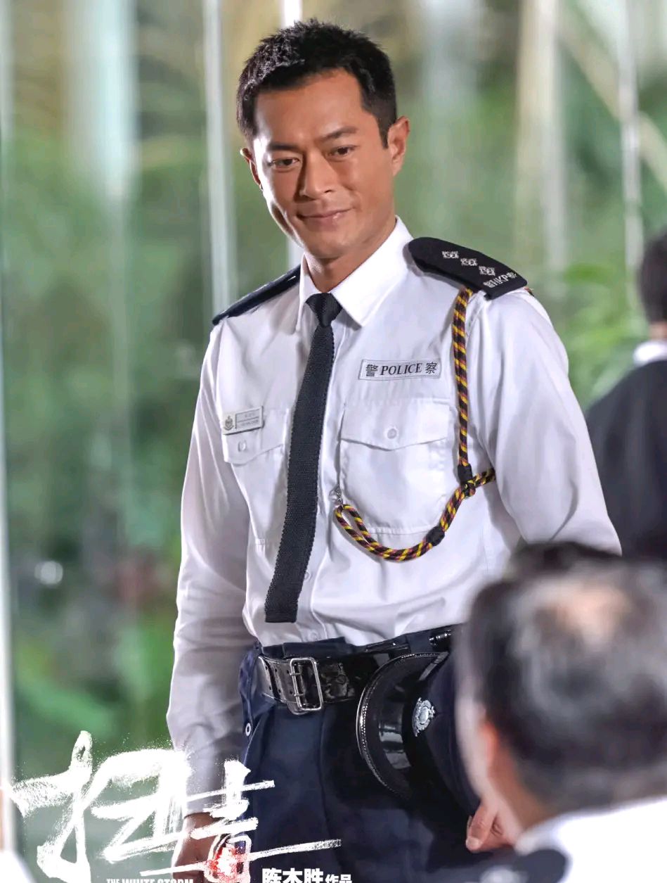 香港警察左肩佩戴红色和黑色绳子是什么