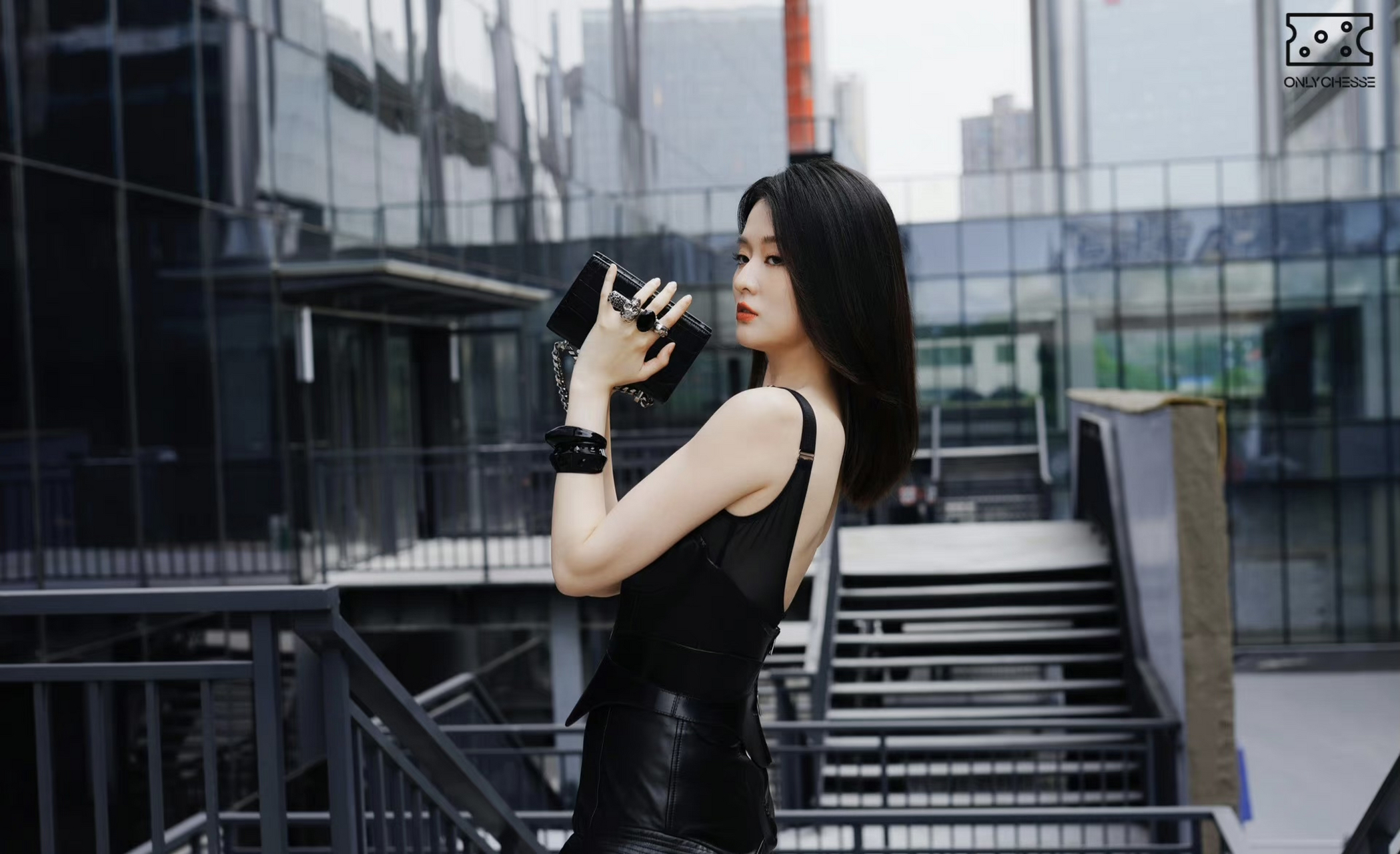 乔欣这黑色小皮裙好显身材