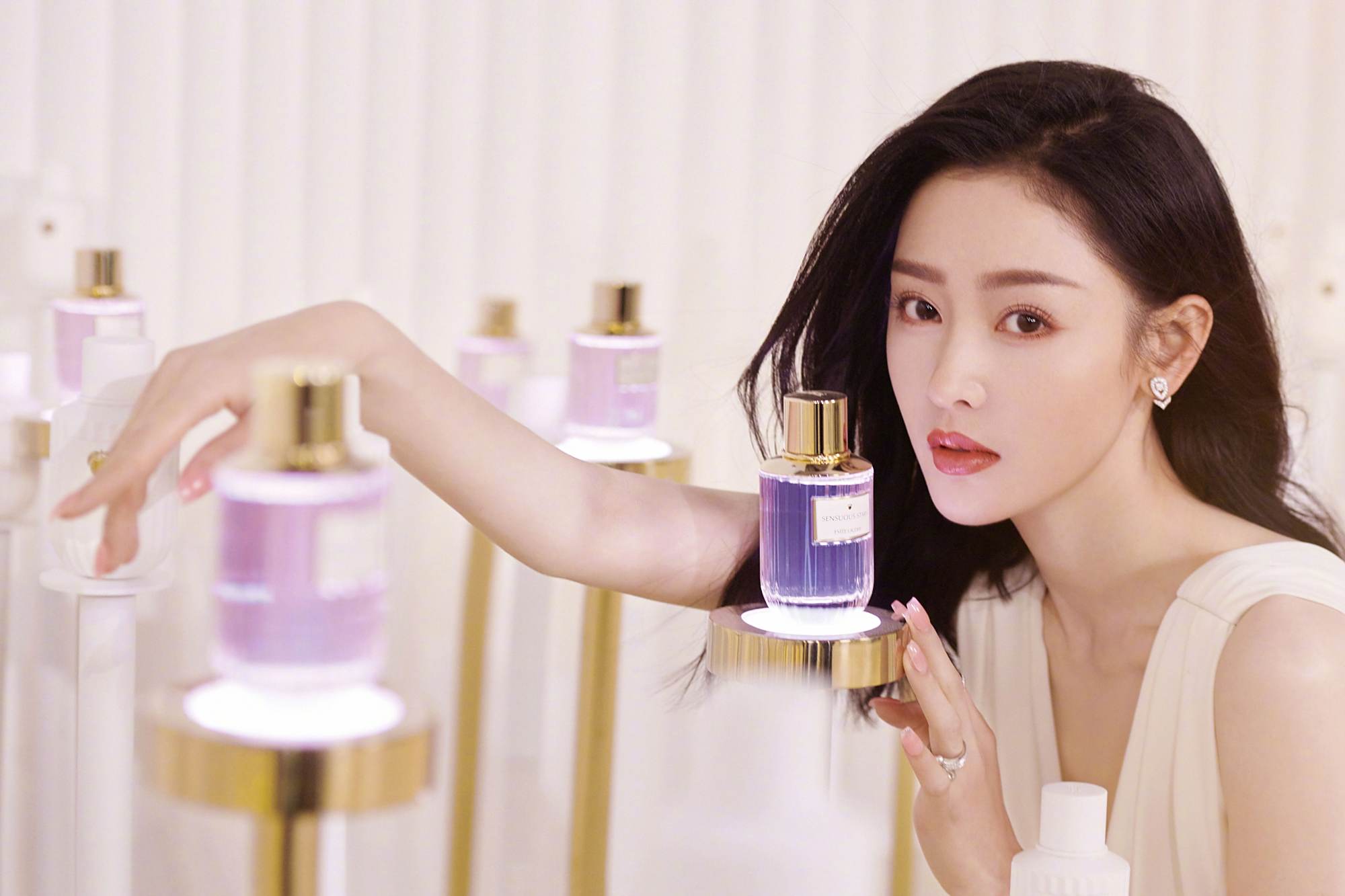 张天爱广告大片,一袭白裙,貌若天仙,美艳动人