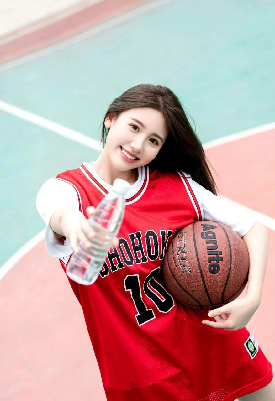 这样的女孩子打篮球,谁碰谁不迷糊?
