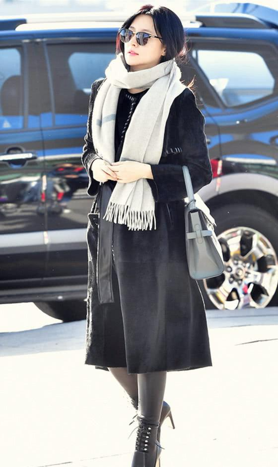 冬天围巾如何搭配出高级感,灰色围巾真的值得种草,小仙女看过来