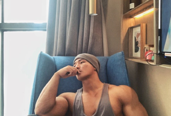 90后健身男神因浴室照大火,麒麟臂搭配倒三角,这样的身材爱了