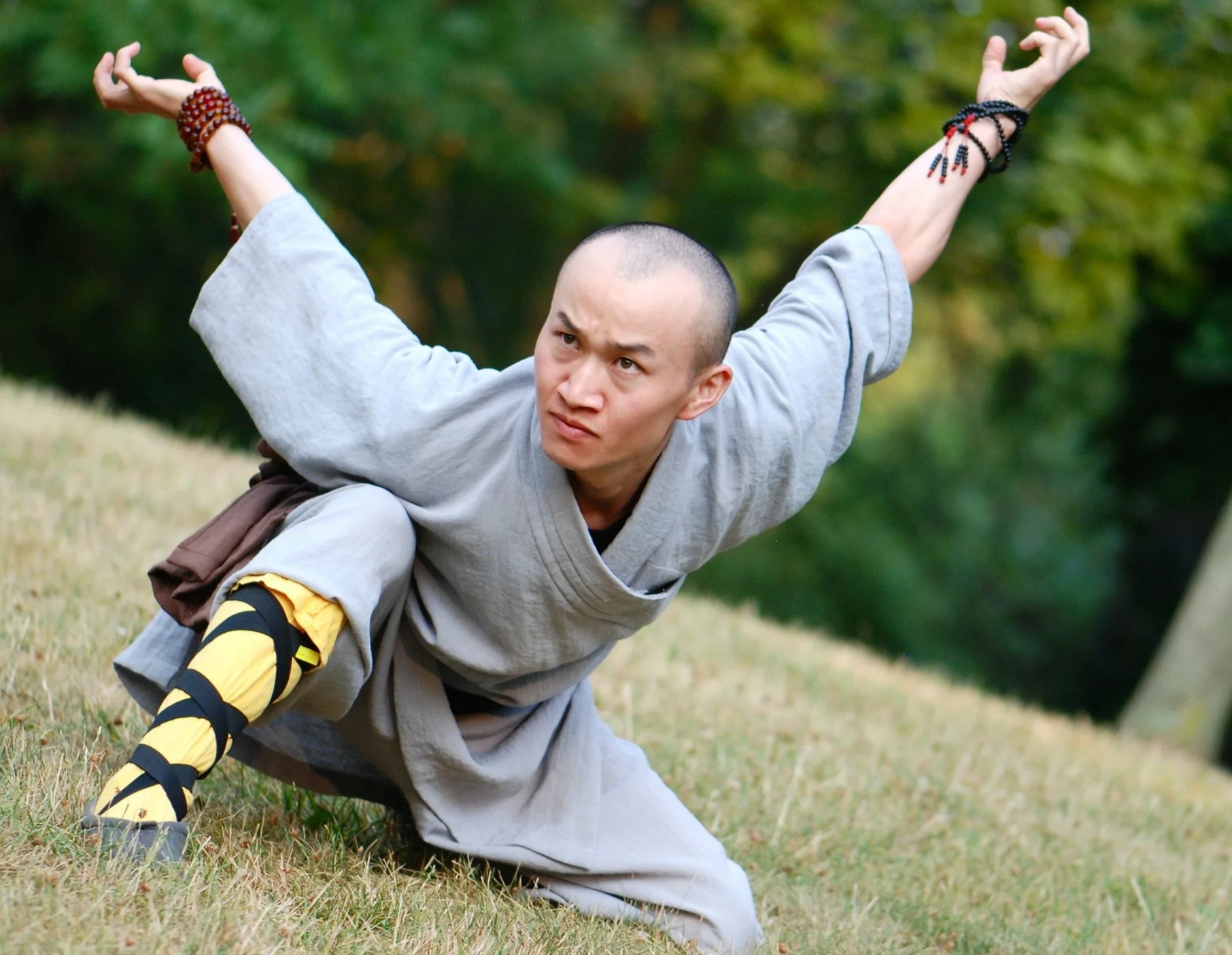 同事之间存在直接的利益竞争,有人天生就见不得身边人比他强