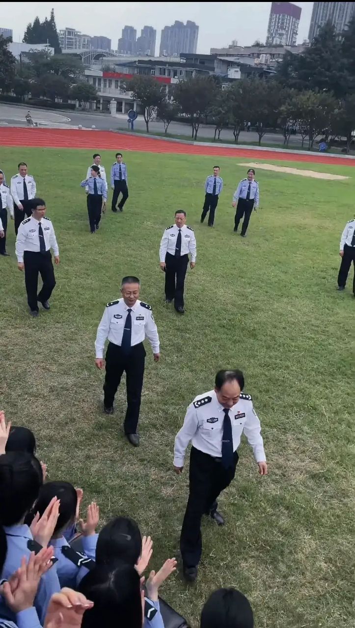考斯特护送,整个场面都在鼓掌欢迎白衬衫的到场,一级警监出场确实震撼