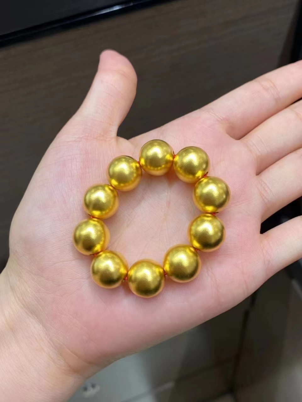 小孩子也有100多克的黄金光珠手链  这是客户定制的一条足金999的光珠