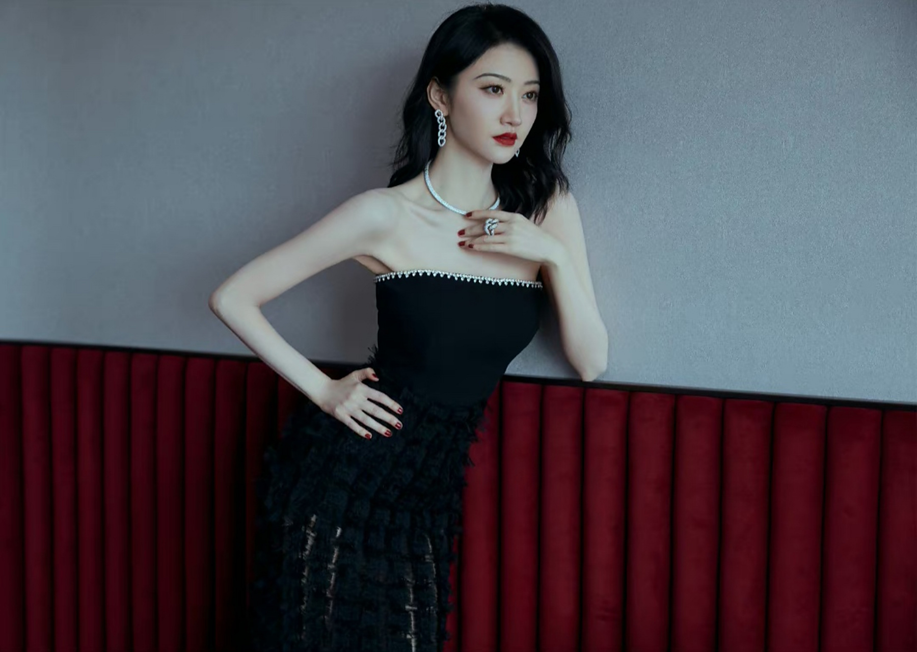 景甜# 一袭黑色抹胸束腰礼裙,肤白貌美的容颜,甜美清纯,窈窕曼妙的