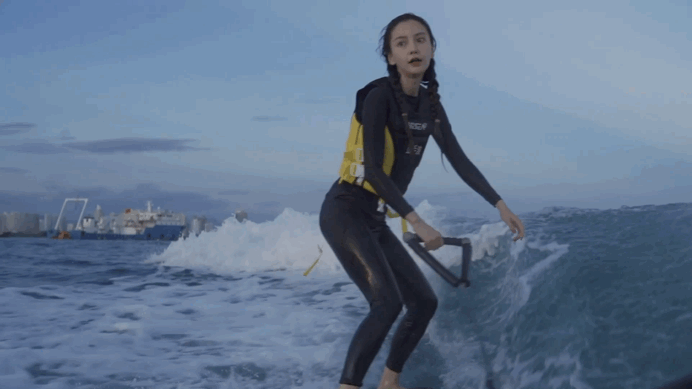 美少女杨颖(angelababy)最新冲浪动图来啦!太酷了吧!