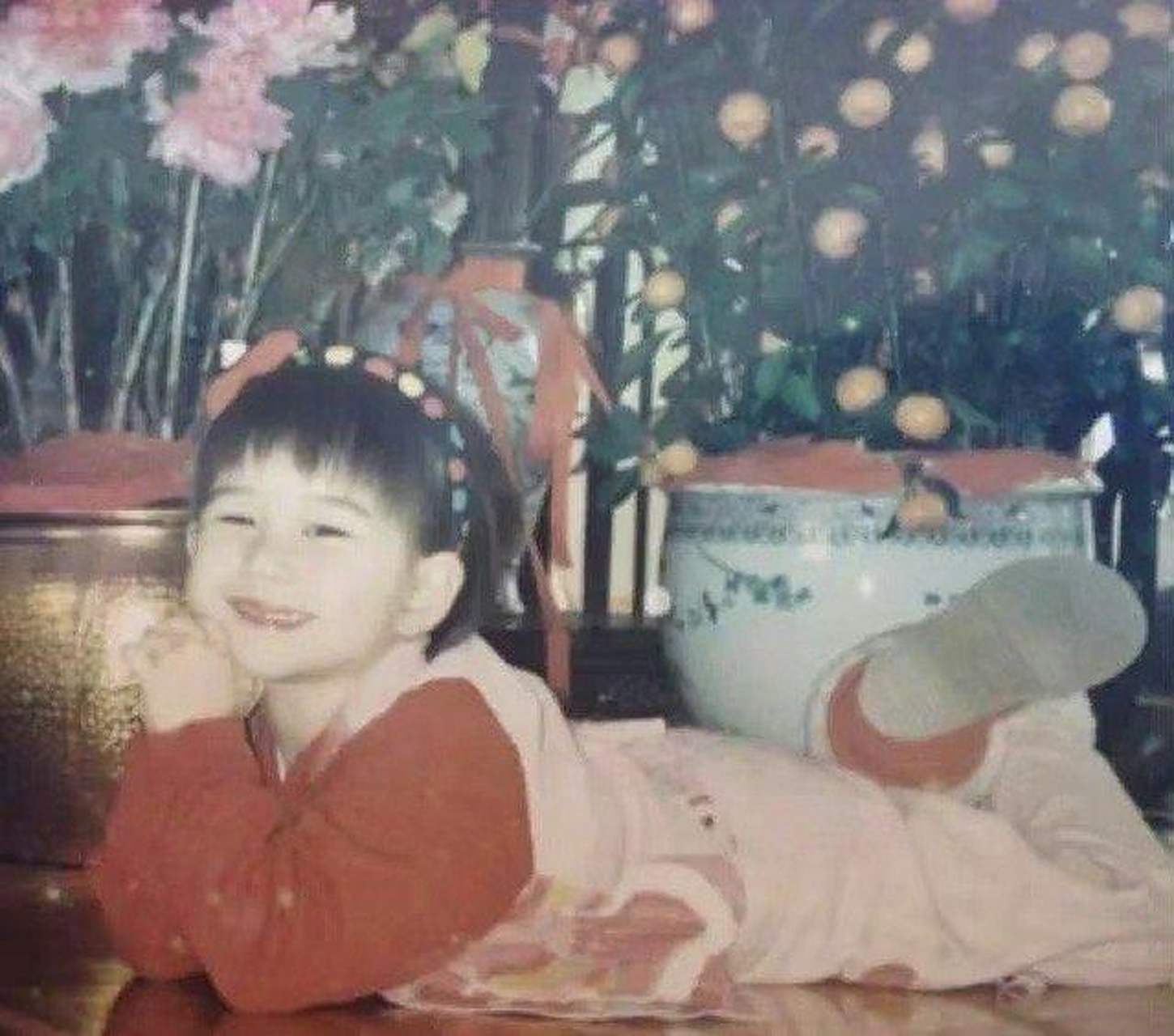 小时候的何超莲