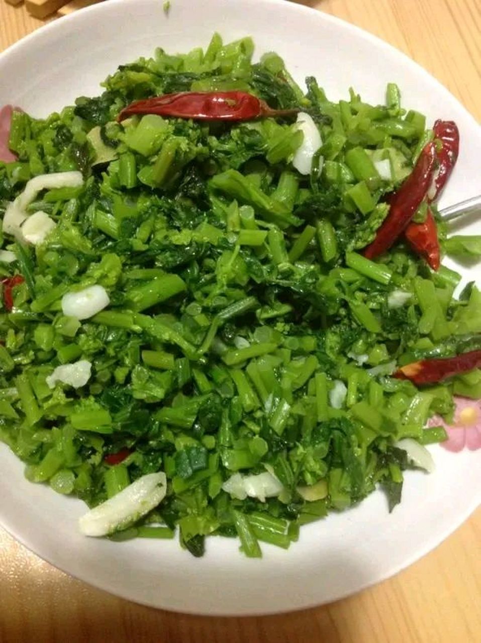 野辣菜,现在吃正当时. 它是农村的一种野菜,长得和油菜有点像.