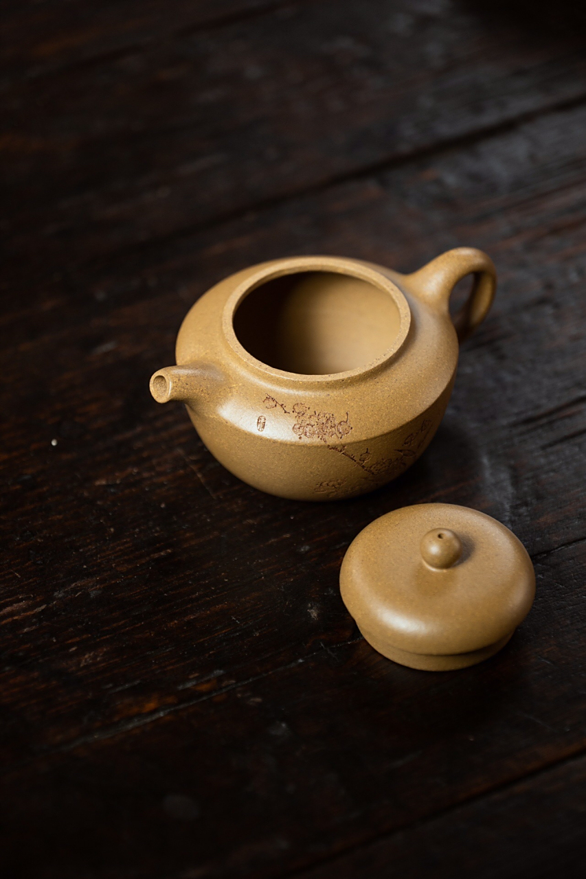 刘晶莹的全手工壶是一款精品,160cc的容量,9孔设计,鸣一刻摹古作品.