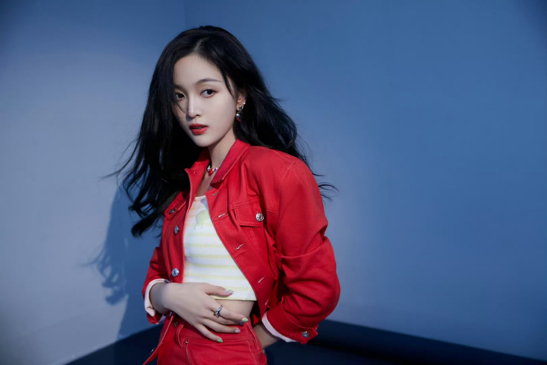 吴宣仪一身红色装扮真的是太惊艳了!#养眼美女