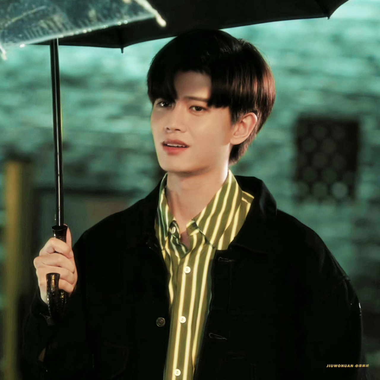 任嘉伦# 撑伞山山超级可爱