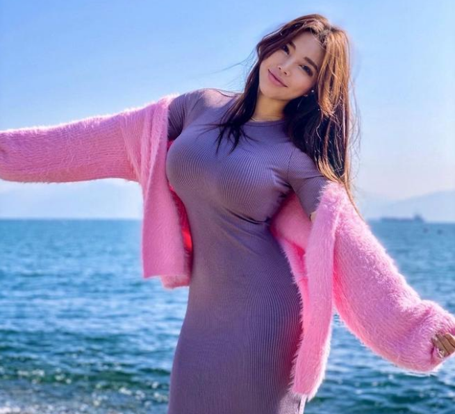 韩国钢管舞教练,健身6年,e杯酥胸,马甲线蜜桃臀,堪称性感尤物