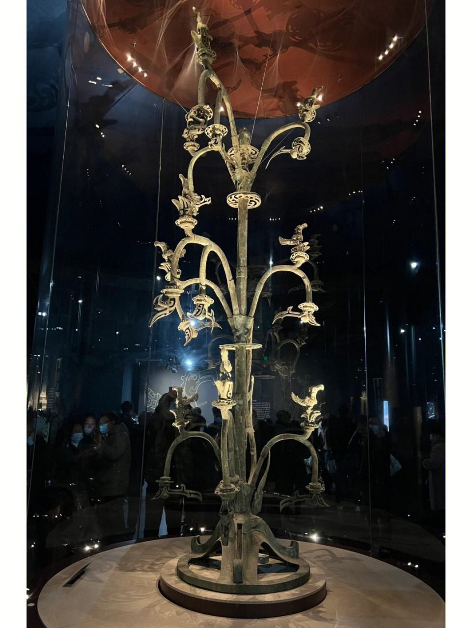 三星堆通天神树全是用青铜铸造,高达384厘米,最上端的部分已经缺失