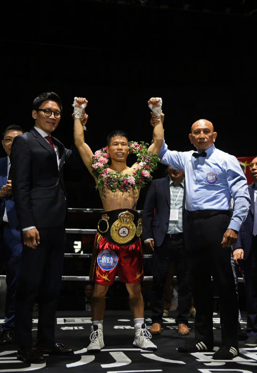 中国拳手吕斌在wba(世界拳击协会)职业拳王争霸赛中首回合ko泰国人