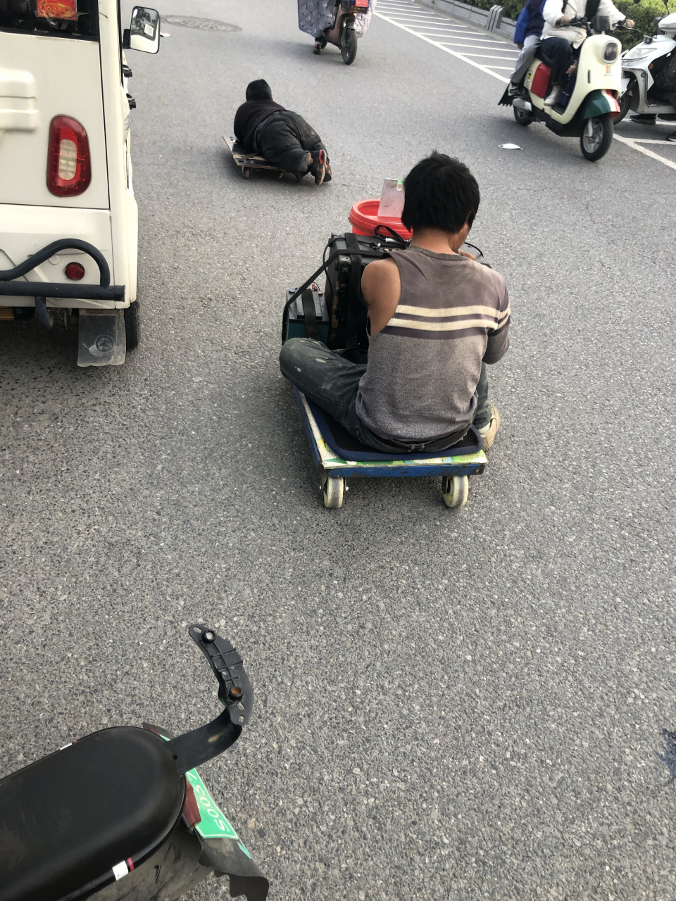 今天,我去接孩子放学回家,看到两个残疾人在乞讨,真是太可怜了,让人心