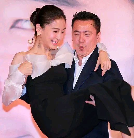 华谊总裁公主抱,杨颖大惊失色