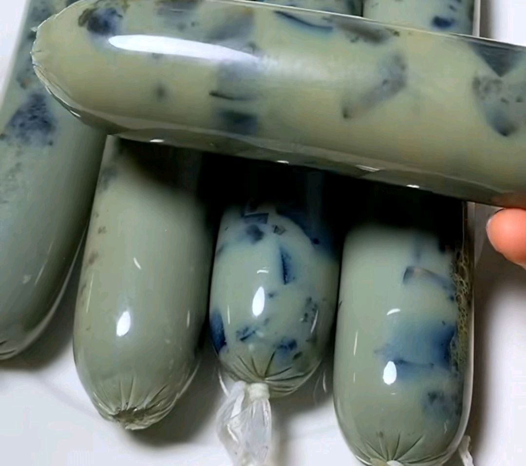 来一盘这样的皮蛋肠,也是挺爽挺过瘾的,做法简单,上锅一蒸就好