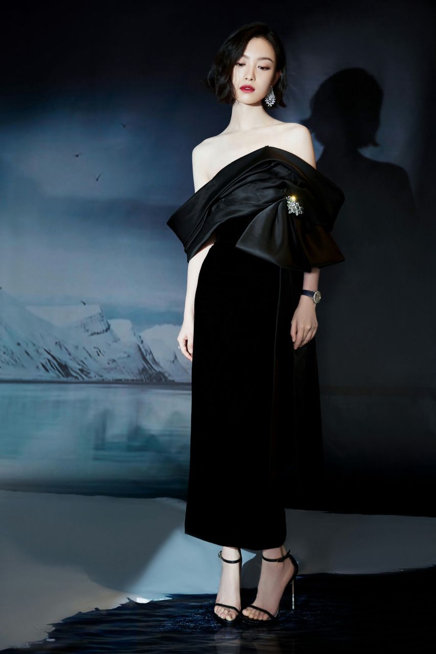 倪妮  性感美脚丫,这眼神好媚惑啊