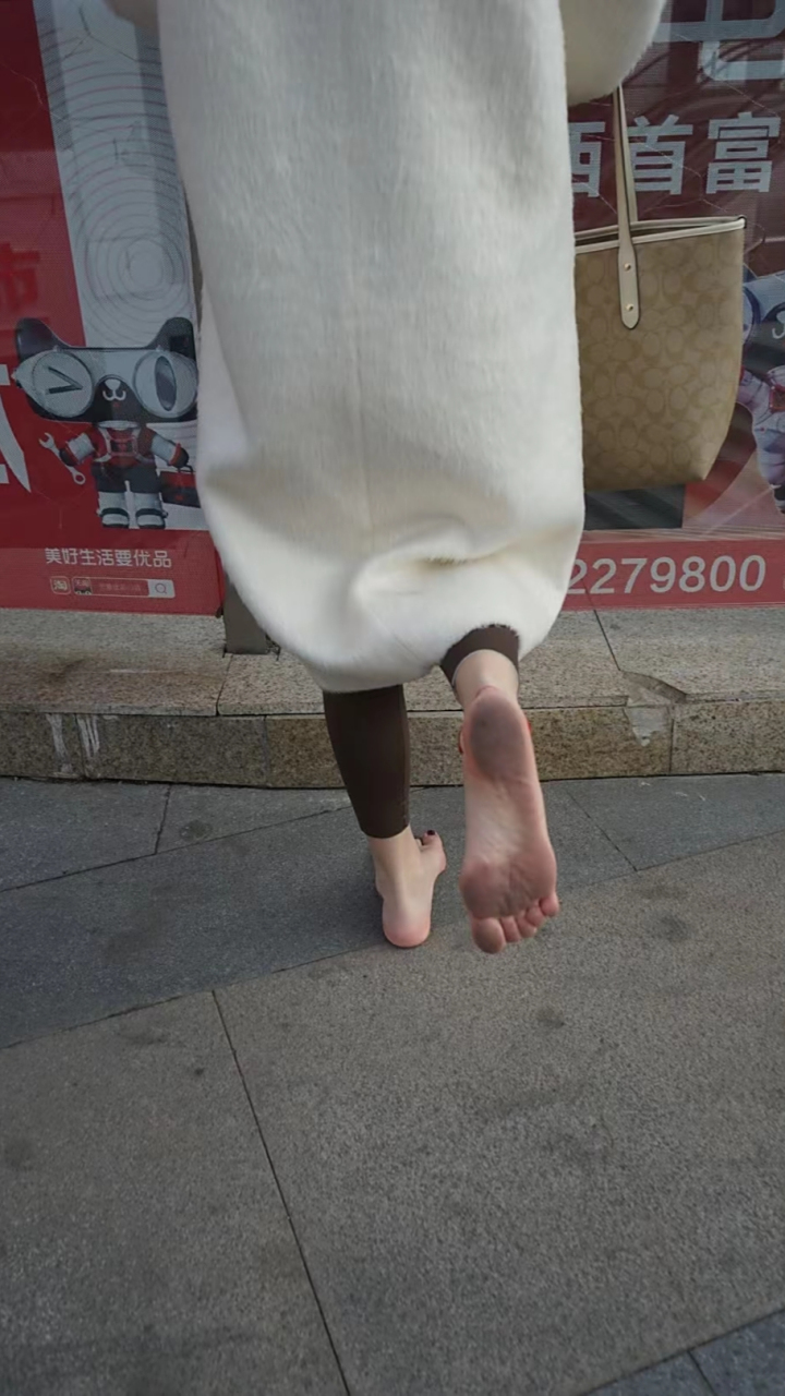 这小姐姐怎么不穿鞋呀,赤脚走路锻炼吗[awsl]