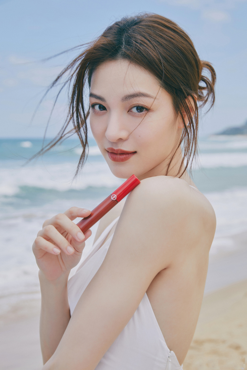 钟楚曦海边写真,一袭白色吊带裙,衬托出白皙的皮肤,大裙摆随风飘逸