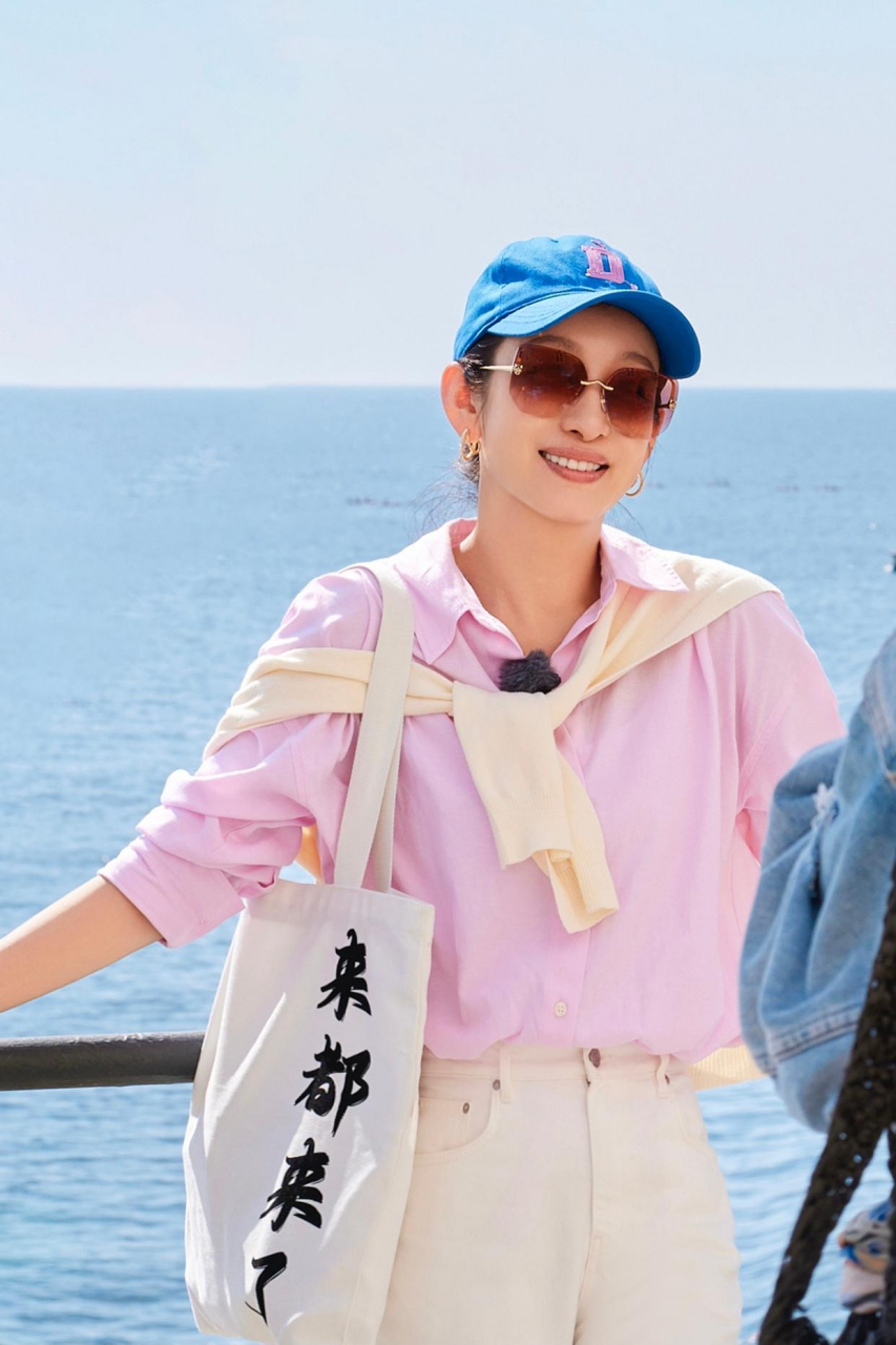 秦海璐工作室晒克罗地亚旅行照,45岁的她气质颜值保养得真不错,知性