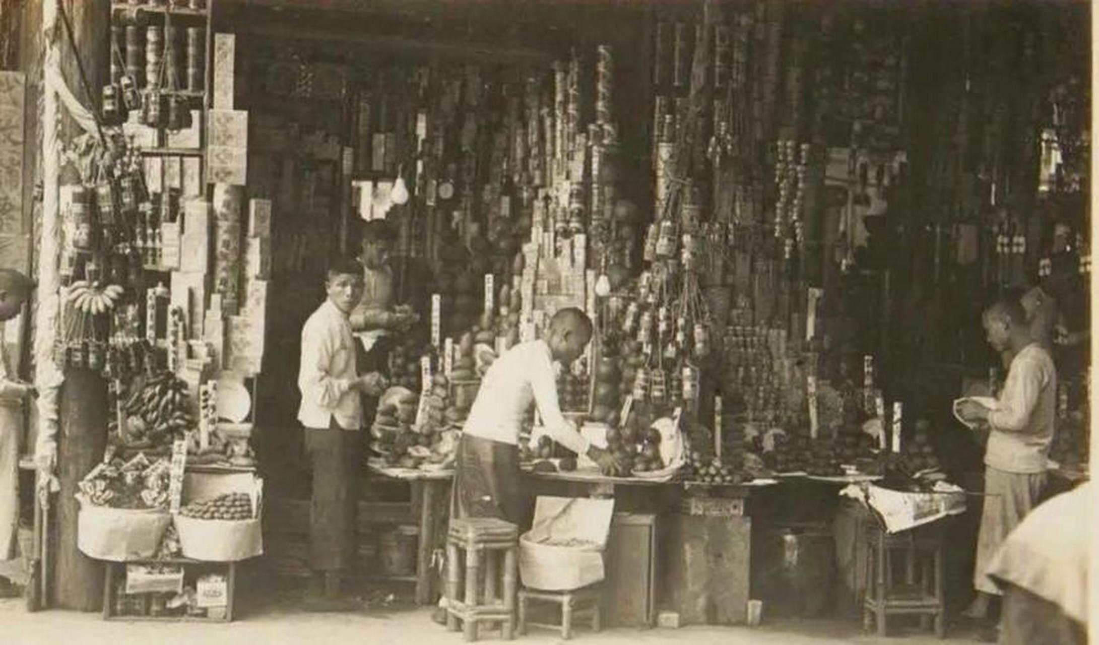 这是在上个世纪民国时期广州街头的一家小店,照片中不难看出,店里琳琅