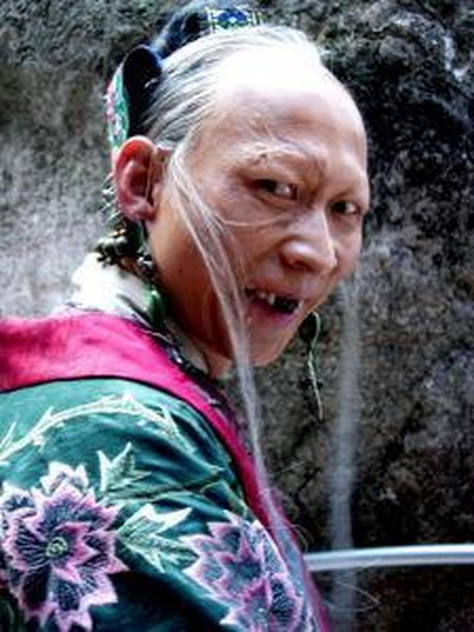 有一天,演员李明坐出租车,下车后给了司机20元的车费.