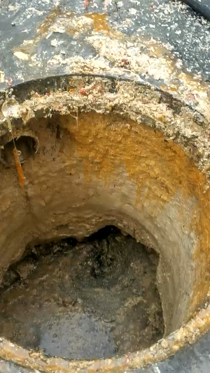下水道淤泥清理现场作业