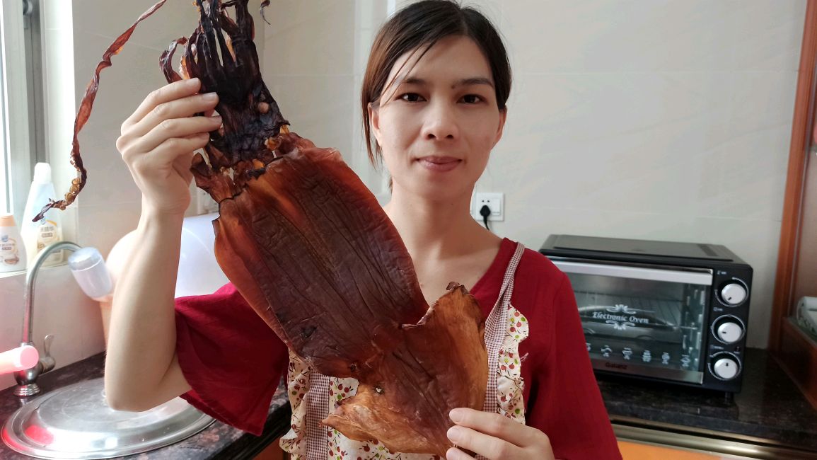 妞妹买来巨型鱿鱼干,用来做烧烤,看看深海和浅海的会有什么不同