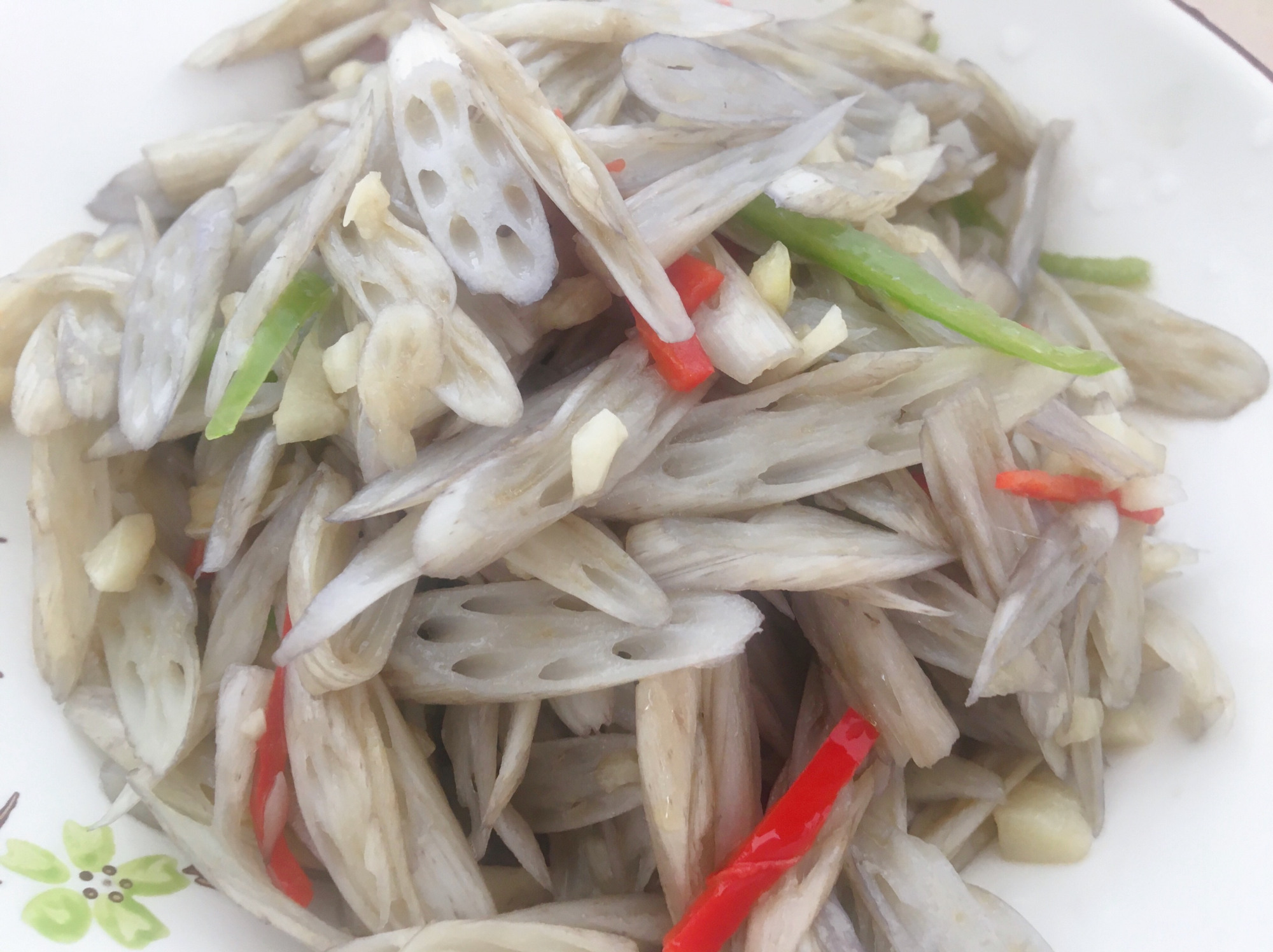 初夏时节的时令美味,素炒藕尖,清脆爽口,营养丰富