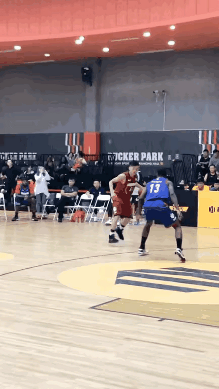 宋流轩,身高1米83,体重80kg,人送外号变向狂魔,路人王28冠王;黑人13