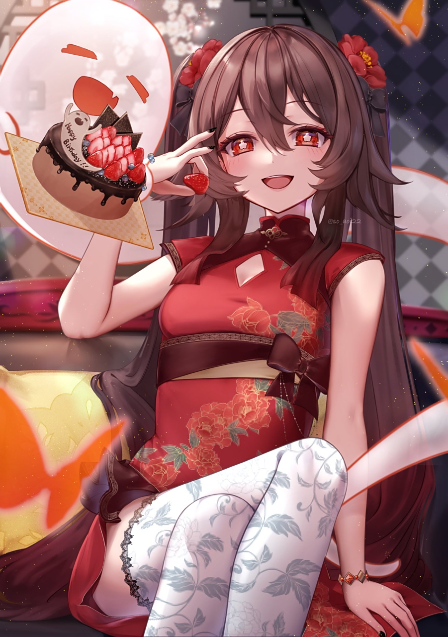 穿着红色旗袍的小胡桃,拿着草莓蛋糕来为你庆祝生日啦!