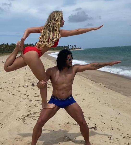 胡尔克与新女友沙滩自拍,动作堪称高难度