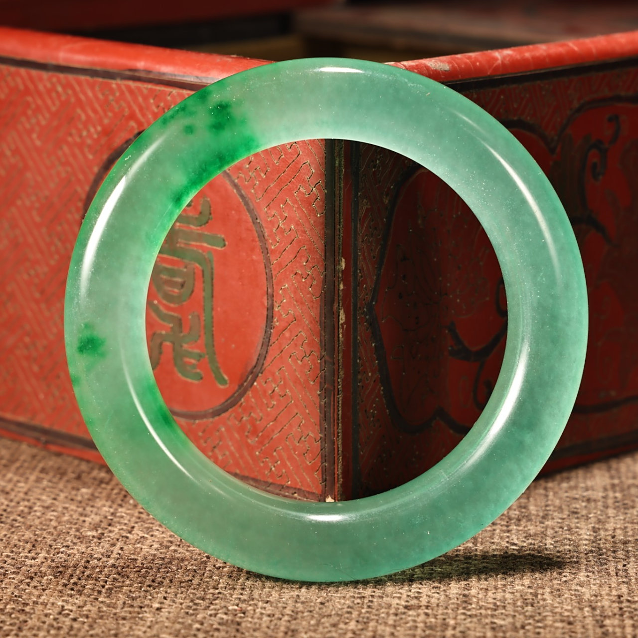 旧藏收清代宫廷御藏极品罕见超宽高冰种翡翠手镯 配老漆器盒一个 盒长