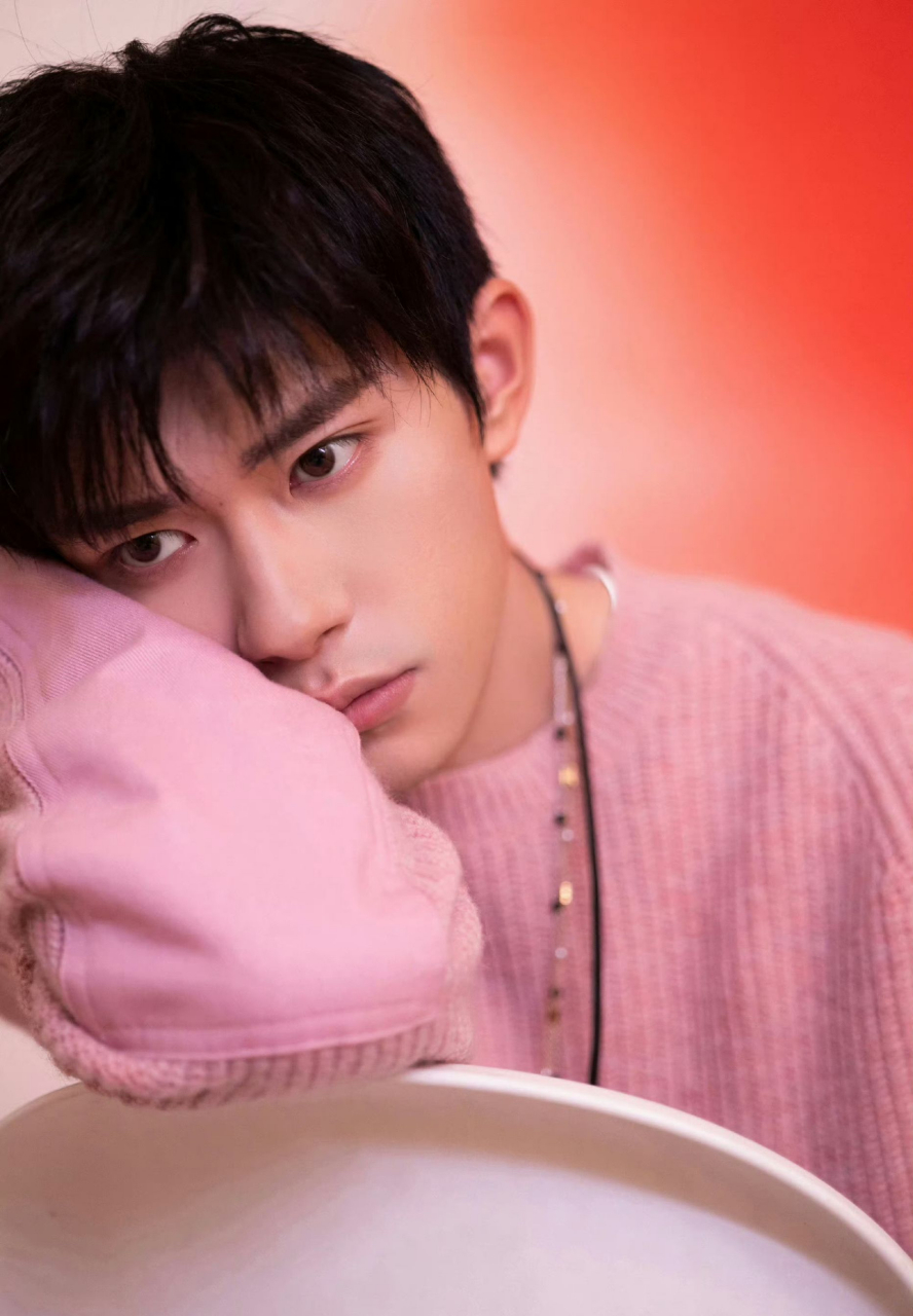 易烊千玺23岁生日照来啦,生日快乐