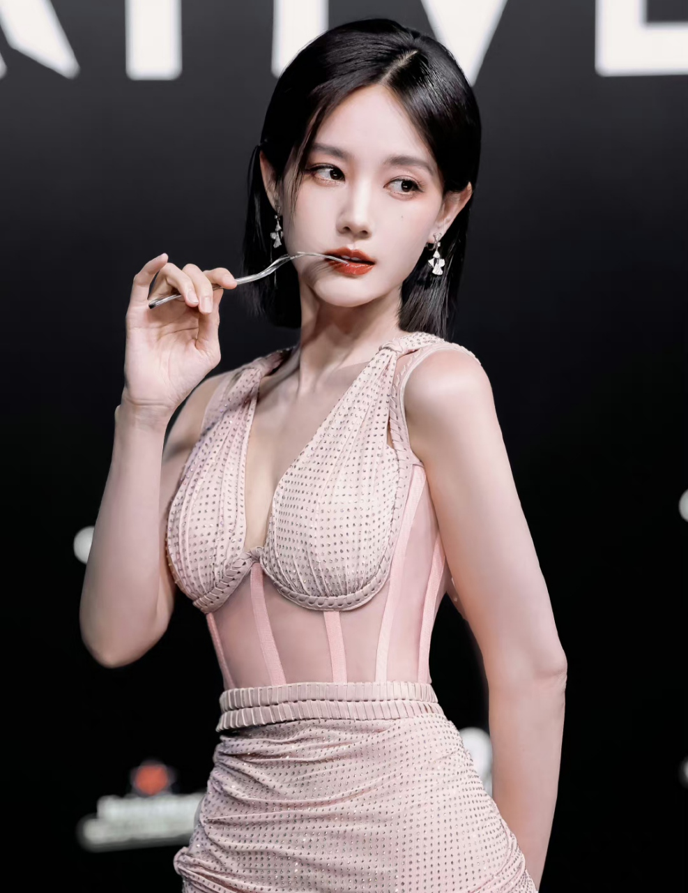 李一桐今晚gq红毯一袭粉色薄纱裙,粉粉嫩嫩好温柔!