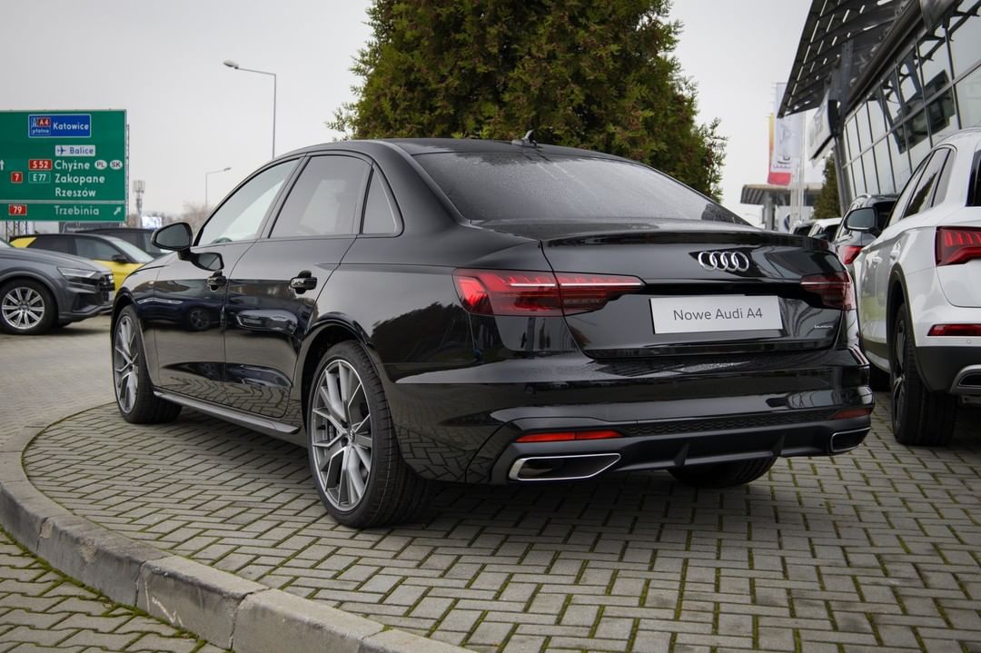 新款奥迪a4"运动版"亮相,加速不输宝马3系,标配2.0t 四驱