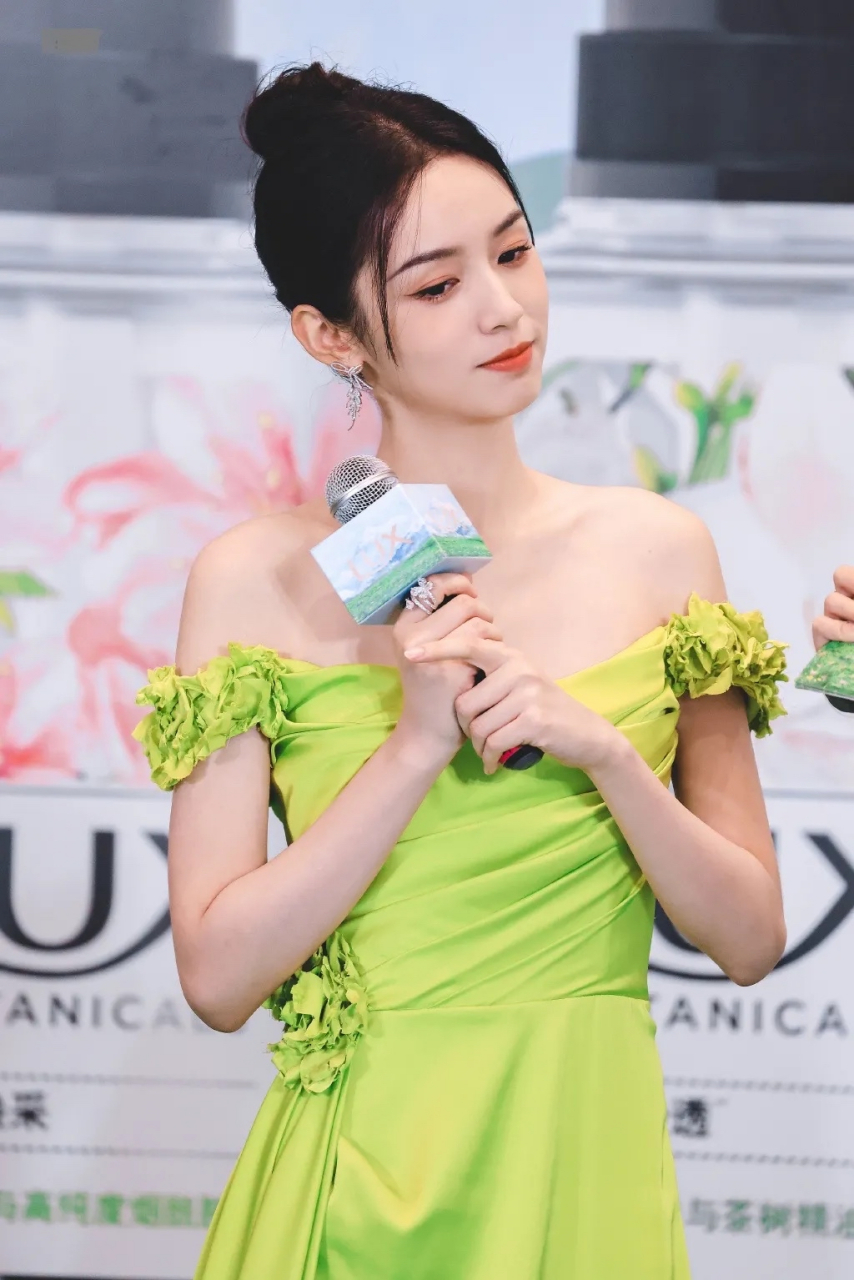 周也在出席活动的时候搭配的非常漂亮,展现出青春之