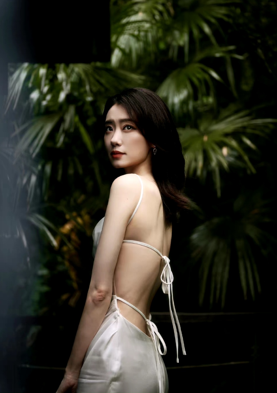 张小斐近照曝光,黄晓明给她做配角,网友:真是越火穿得越少