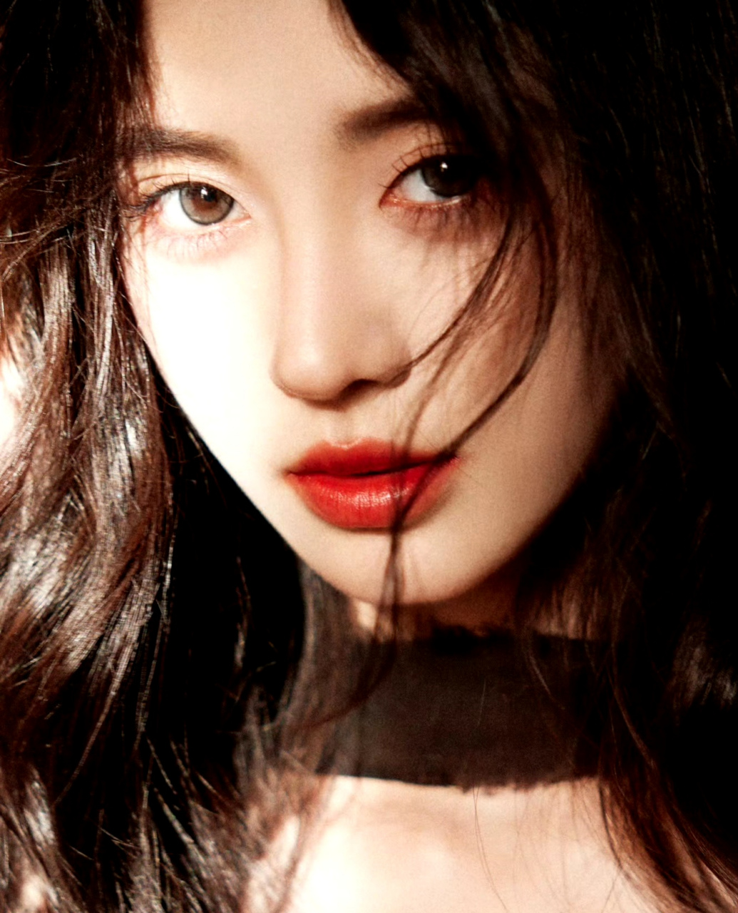 鞠婧祎# 黑天鹅公主降落,挂脖抹胸黑裙,红唇卷发,太美辣!