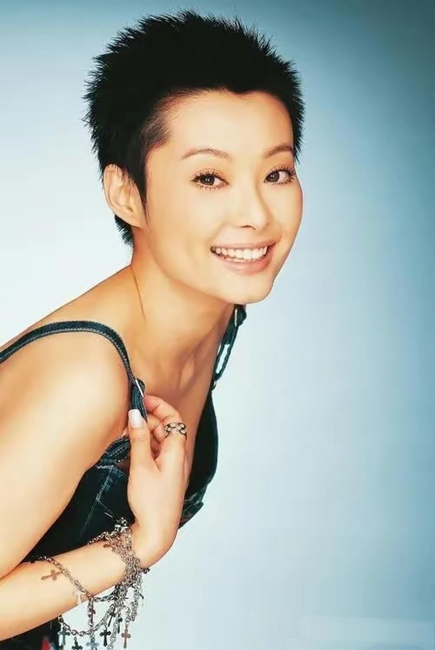 袁立的美不受发型的约束,她短发的形象,清纯靓丽,漂亮大方,阳光大气