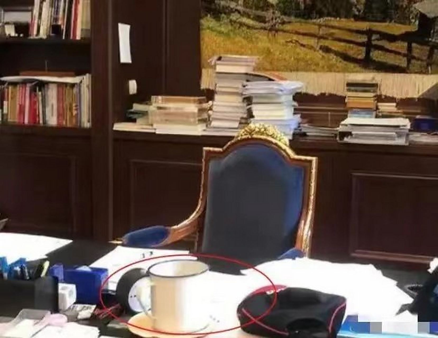 华为任正非办公室,杯子很质朴,任总这是不是缺个天道酬勤啊[捂脸]