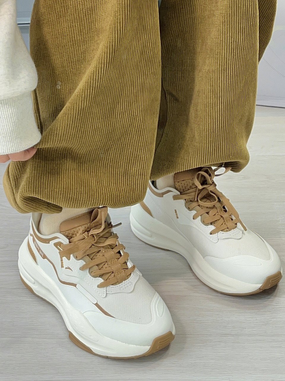 谁会拒绝这双奶棕色的运动鞋呀!