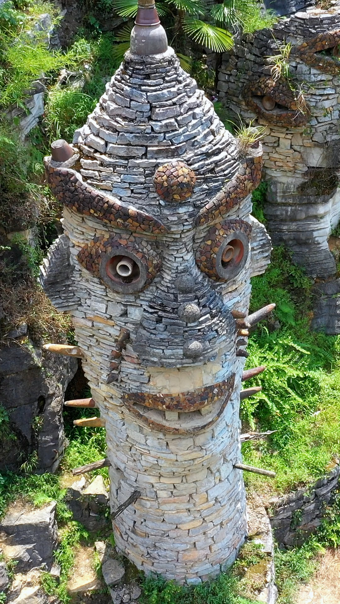 贵州神秘夜郎谷,怪异的人像令人害怕,是一位老人借款230万元打造,引来