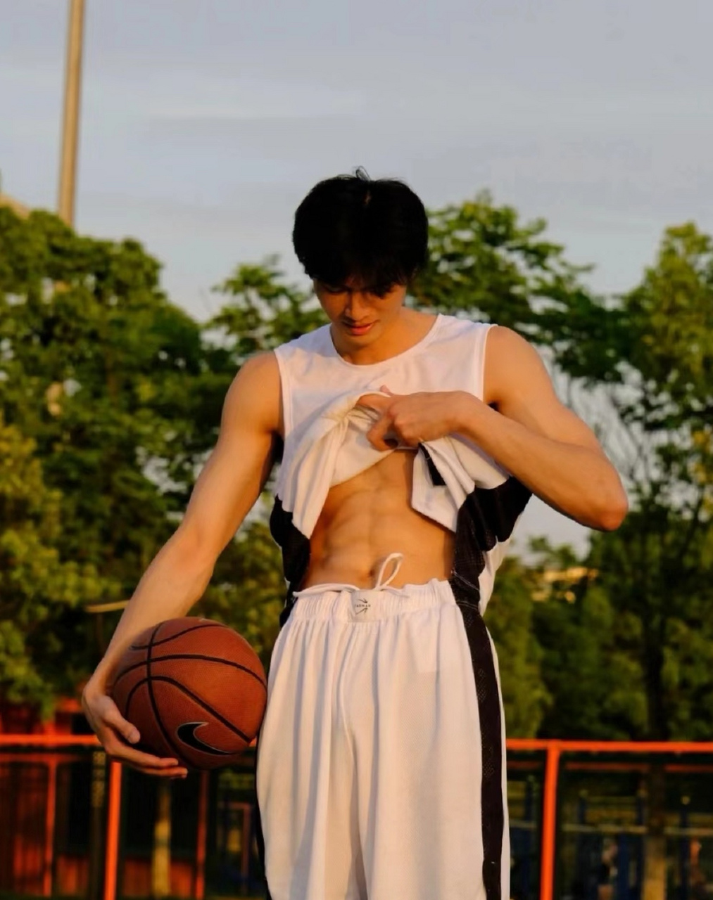 校篮球队的八块腹肌学长