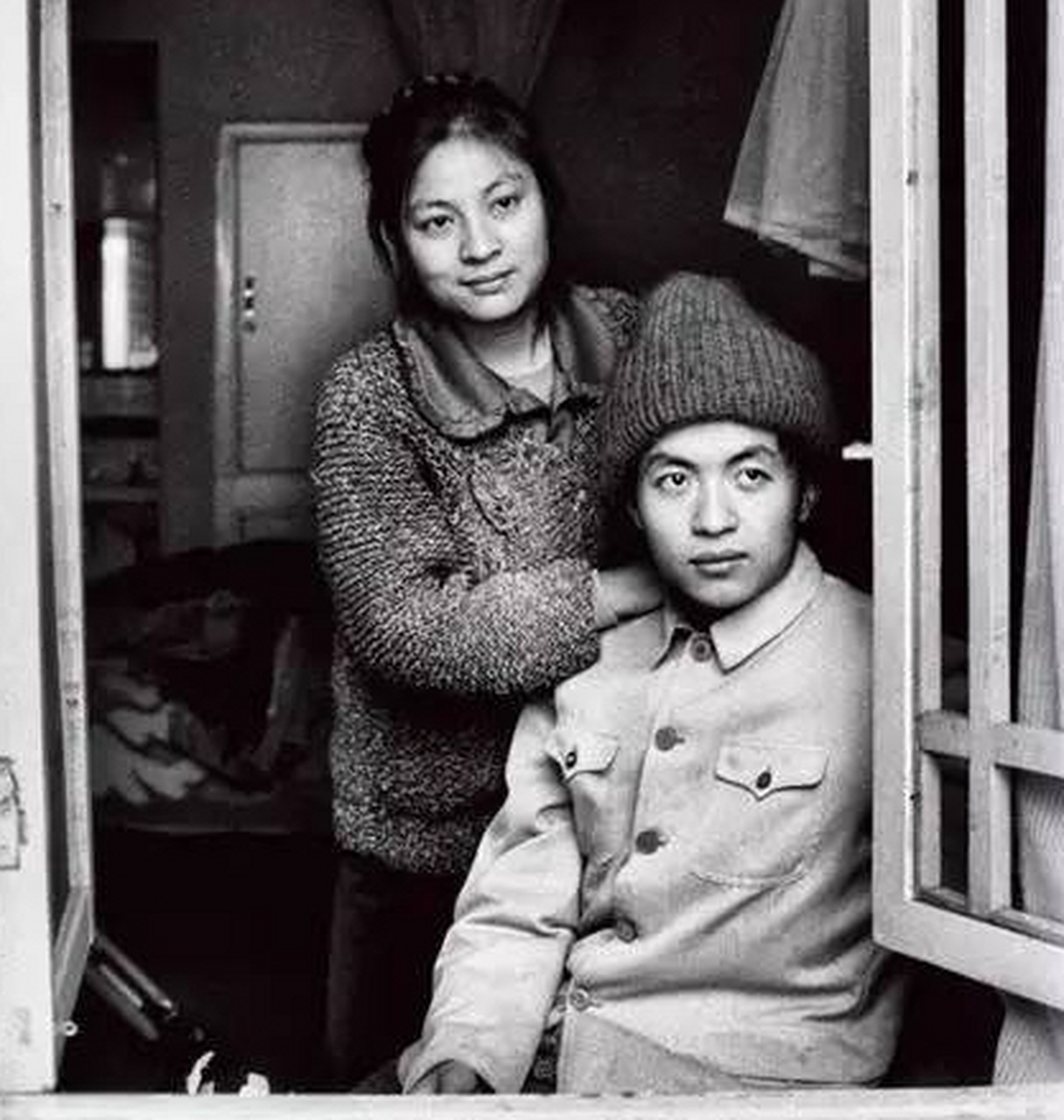 顾城和他的妻子谢烨的合影,顾城出生在北京的一个诗人之家,被称为是